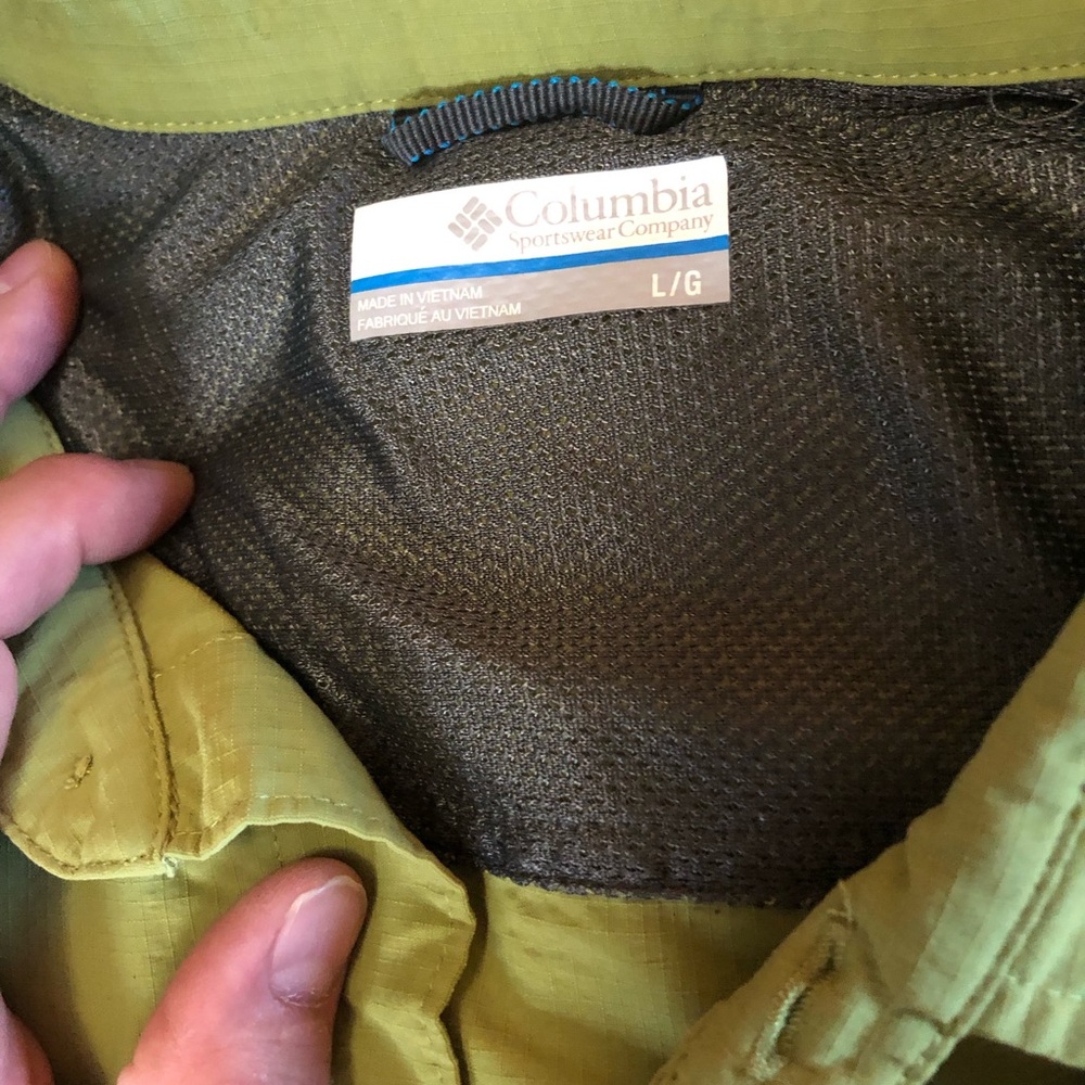 SALE!!! Columbia fishing shirt—size large in green and in excellent condition) - Picture 2 of 4